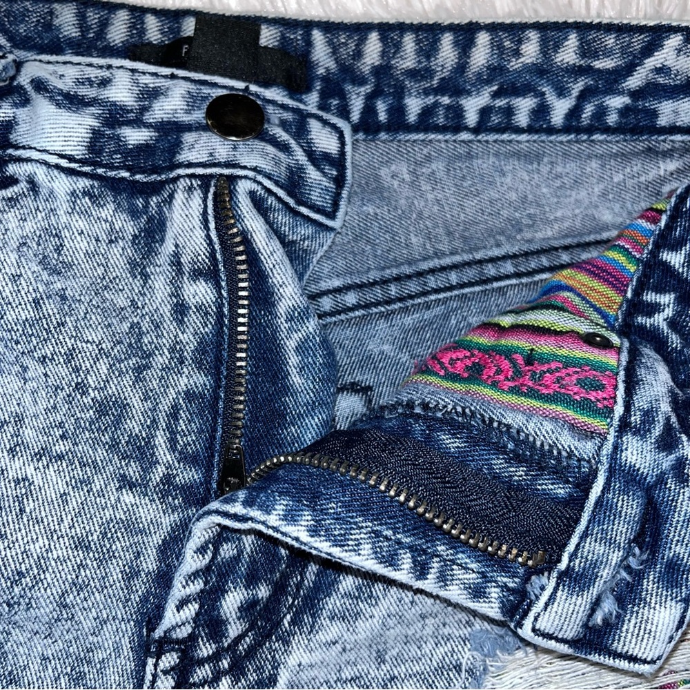 FOREVER 21 Acid Wash Distressed Serape Stripes Blue Denim Jean Shorts 26 - Picture 8 of 10